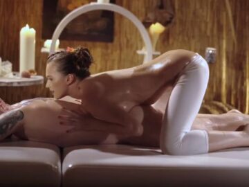 Cô gái dễ thương trong dầu đã tự nguyện phục vụ khách hàng trong âm đạo.